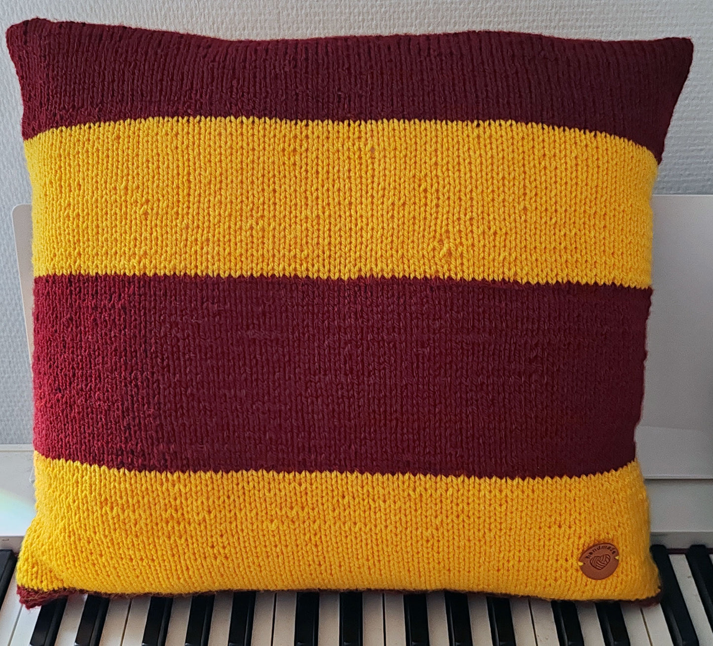 MAGIC Knitted Harry Potter Gryffindor style Handmade Decor Couch Throw PIllow Red Wine Yellow Oeko-Tex 45 x 45 cm