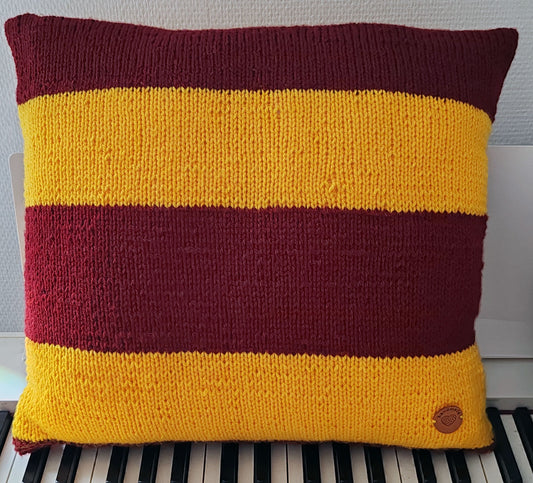 MAGIC Knitted Harry Potter Gryffindor style Handmade Decor Couch Throw PIllow Red Wine Yellow Oeko-Tex 45 x 45 cm