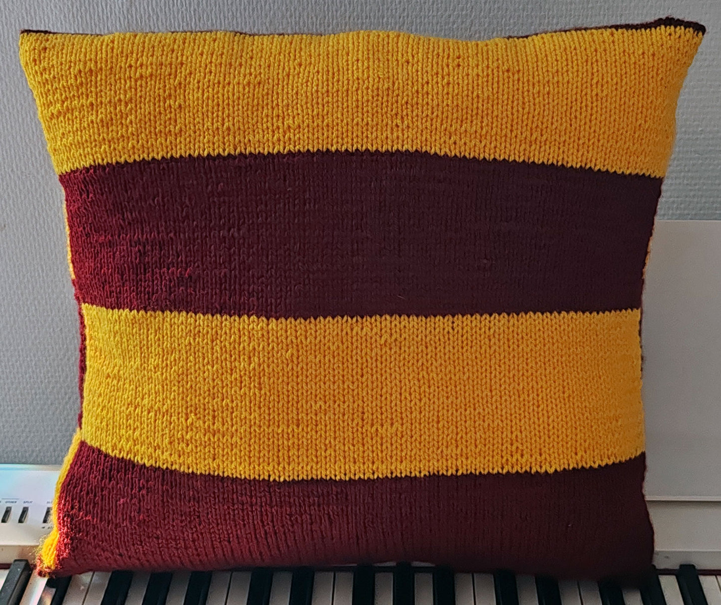 MAGIC Knitted Harry Potter Gryffindor style Handmade Decor Couch Throw PIllow Red Wine Yellow Oeko-Tex 45 x 45 cm