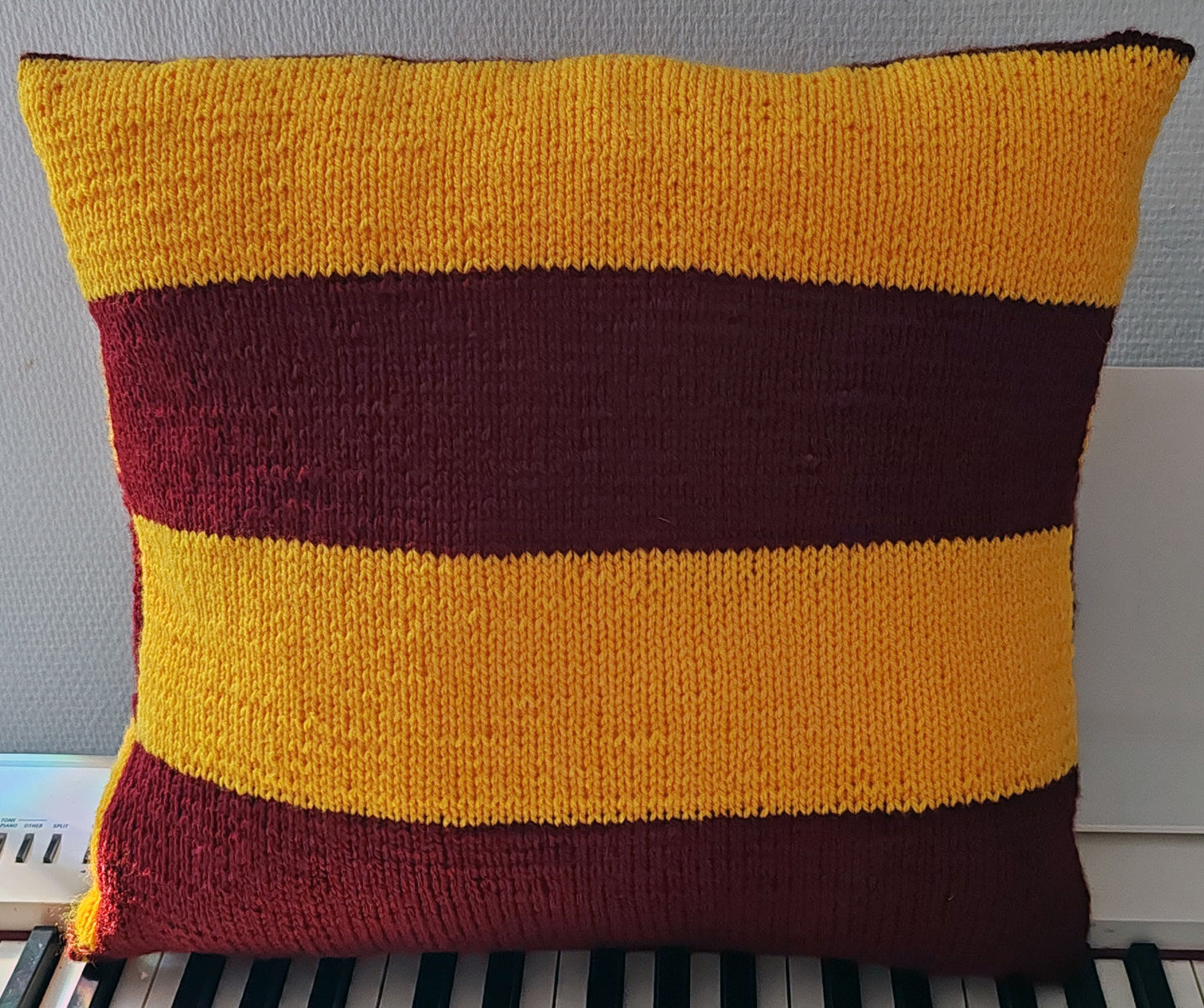 MAGIC Knitted Harry Potter Gryffindor style Handmade Decor Couch Throw PIllow Red Wine Yellow Oeko-Tex 45 x 45 cm